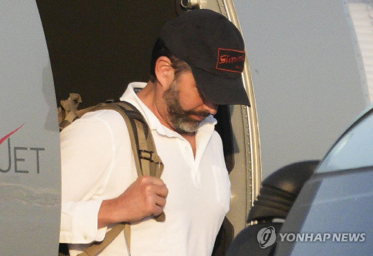 도널드 트럼프 미국 대통령의 장남 트럼프 주니어가 지난 29일 서울 강서구 김포공항에 도착해 전용기에서 내리고 있다. 연합뉴스